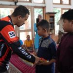 Walikota Jaktim  Safari Jumat Berikan Santunan di Masjid Baiturrahman Konwilhan Setu Kec. Cipayung